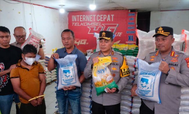 Pelaku R (kaos coklat) ditangkap, barang bukti 9 ton beras oplosan diamankan Polda Riau/Foto: dok Polda Riau